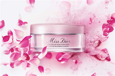 La nouvelle poudre de rose parfumée pour le corps Miss Dior.